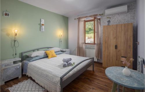 Un dormitorio con una cama con un juguete de elefante. en Nice Home In Buje With Wifi en Buje