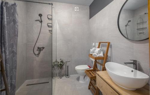 y baño con ducha, lavabo y aseo. en Nice Home In Buje With Wifi en Buje
