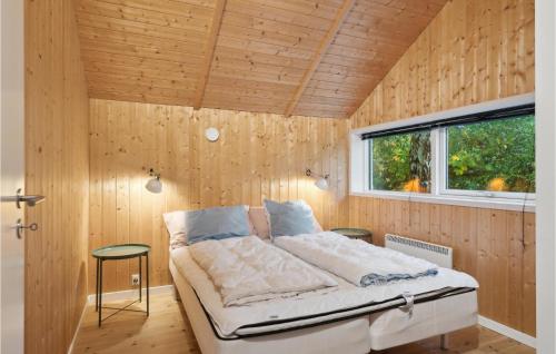 スラーエルセにあるAmazing Home In Slagelse With Wifiの木製の壁のドミトリールームのベッド1台分です。