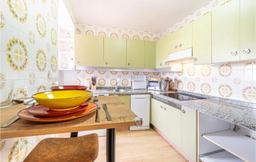 eine Küche mit einer gelben Schale auf einem Holztisch in der Unterkunft 4 Bedroom Nice Apartment In El Campello in El Campello