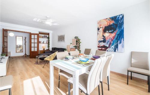 ein Esszimmer und ein Wohnzimmer mit einem weißen Tisch und Stühlen in der Unterkunft 4 Bedroom Nice Apartment In El Campello in El Campello