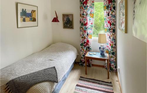 Habitación pequeña con cama y ventana en 3 Bedroom Stunning Home In Gullspng, en Gullspång
