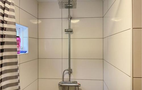 bagno con doccia e servizi igienici di 3 Bedroom Stunning Home In Gullspng a Gullspång