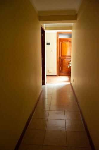 an empty hallway with a door and a tile floor at Santuario Machupicchu in Machu Picchu