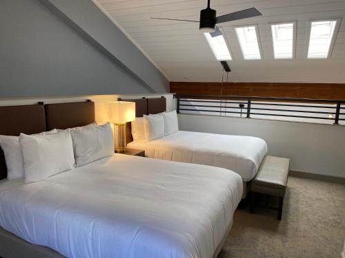 een slaapkamer met 2 bedden en een raam bij Bluegreen's StreamSide at Vail in Vail
