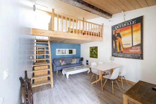 - un salon avec un escalier, un canapé et une table dans l'établissement Palais Gallien, à Bordeaux