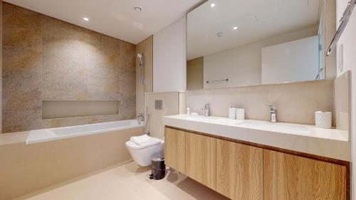 Koupelna v ubytování Primestay - Downtown Views 2, 3BR with Maids Room