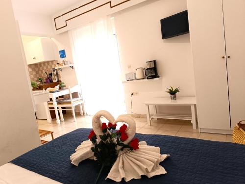 una camera da letto con due cigni su un letto con fiori di Nautilus City Studios & Apartments a Città di Rodi