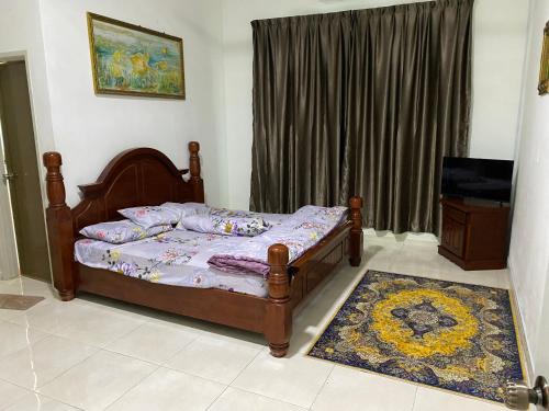 Schlafzimmer mit einem Bett und einem Fenster in der Unterkunft Homestay Sweetcorn in Kampong Alor Gajah