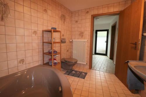 y baño con bañera y aseo. en Schöne EinliegerWhg (74m²) in Villa mit Traumlage, en Neckarbischofsheim