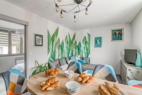 - un salon avec une table et du pain dans l'établissement Naturéa- Saint-Julien-les-villas, à Saint-Julien-les-Villas