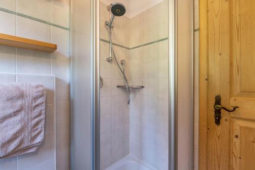 La salle de bains est pourvue d'une douche, d'une baignoire et d'un lavabo. dans l'établissement Kranebitterhof Apt Alpenrose, à Valdaora