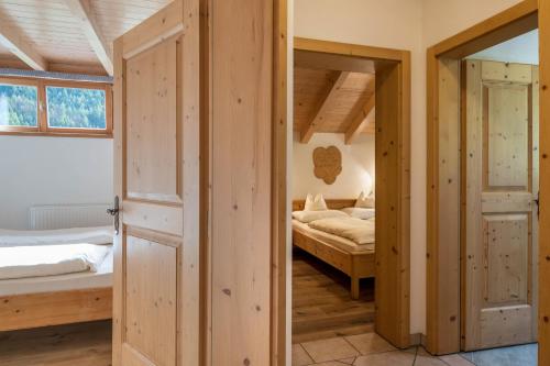 a bedroom with two beds and a bed in a room at Kranebitterhof Apt Alpenrose in Valdaora