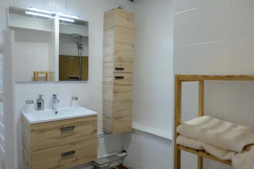SoulanにあるSport et réconfort en Couseransのバスルーム(洗面台、鏡付)