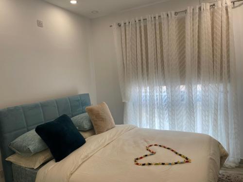 een slaapkamer met een bed en een groot raam bij Maranello Court, Apartment 1 in Marsaxlokk