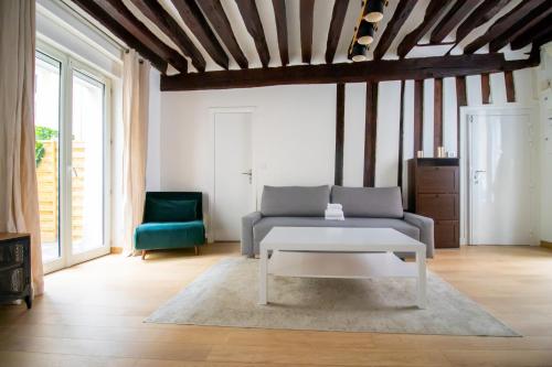 un salon avec un canapé et une table basse dans l'établissement AmazingStudio#4pers#terrasse#Marais, à Paris