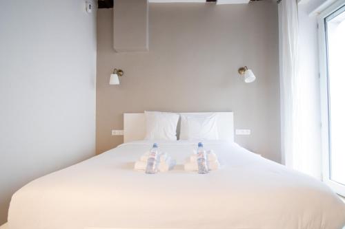 - une chambre dotée d'un lit blanc avec 2 bébés dans l'établissement AmazingStudio#4pers#terrasse#Marais, à Paris