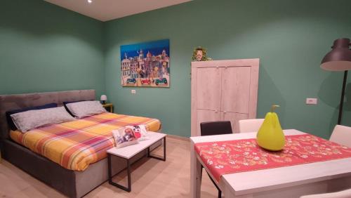 een slaapkamer met een bed en een tafel en stoelen bij Il Loft di Pieve in Città della Pieve