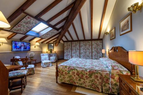 1 dormitorio con 1 cama, mesa y sillas en Hotel Posta, en Reggio Emilia