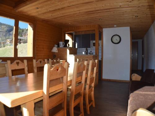 une salle à manger et une cuisine avec une table et des chaises dans l'établissement Appartement 3 chambres avec balcon et parking proche pistes - 6 personnes Le Grand-Bornand - FR-1-467-24, au Grand-Bornand