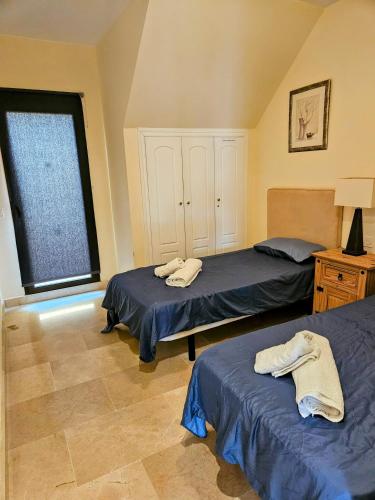 Duquesa 2 bed with sea and golf views and 5 pools