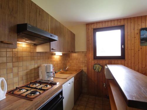 Il comprend une petite cuisine équipée d'une cuisinière et d'un évier. dans l'établissement Appartement 6 pers, 54m², à 400m des pistes, Le Grand-Bornand Village, animaux admis - FR-1-467-76, au Grand-Bornand