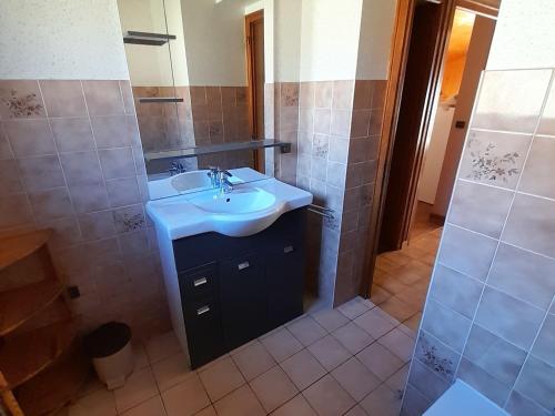 uma casa de banho com um lavatório e um chuveiro em Appartement Le Grand-Bornand, 3 pièces, 6 personnes - FR-1-467-76 em Le Grand-Bornand