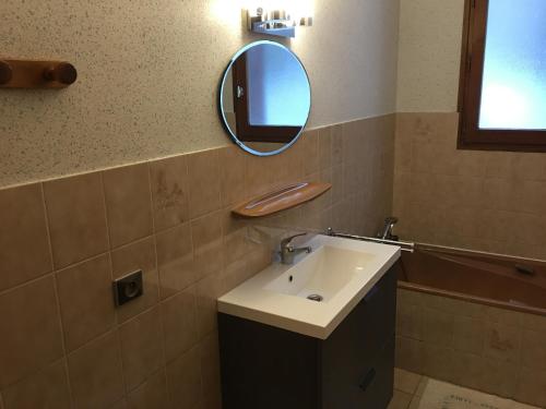 une salle de bain avec un lavabo et un miroir dans l'établissement Appartement cosy 6 pers - proche pistes, navette, animaux admis - Grand-Bornand Village - FR-1-467-78, au Grand-Bornand