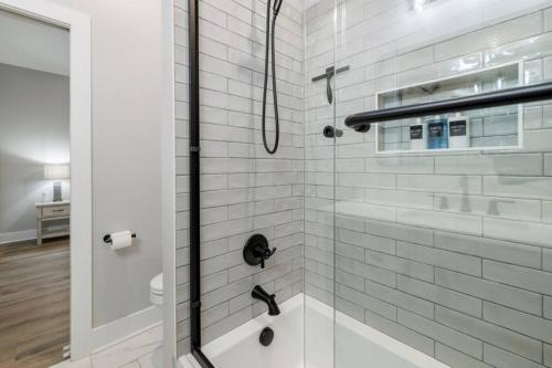 baño con ducha y puerta de cristal en New Home, Dock, Kayaks, Game Room, Water Views en Winchester
