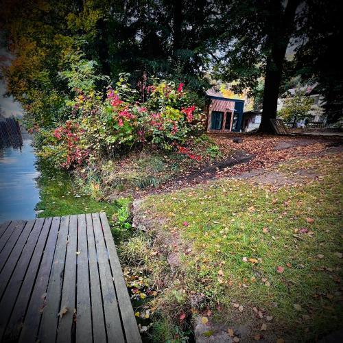 Taman di luar tiny house BARACZEK Brno-Jundrov, ulice Veslařská