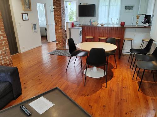 80 m2 appartement indépendant, 4 personnes et plus, piscine et jardin Direct Gare Aéroport