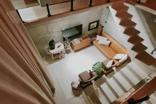 an overhead view of a living room with a couch and chairs at Santa Cabana - Rio de Janeiro in Rio de Janeiro