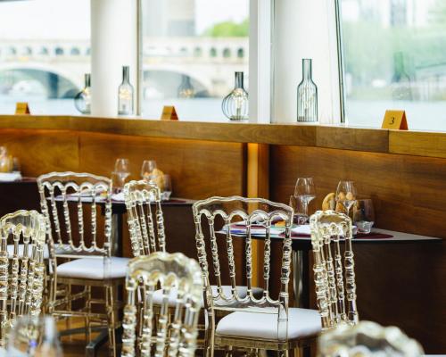 - une rangée de chaises sur une table avec des verres à vin dans l'établissement VIP Paris Yacht Hôtel & Spa, à Paris