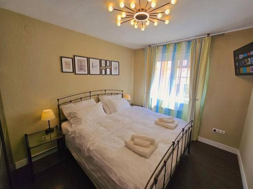 ブダペストにあるBerzenczey apartmentのベッドルーム1室(ベッド1台、タオル2枚付)