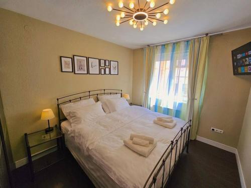 1 dormitorio con 1 cama con 2 toallas en Berzenczey apartment, en Budapest