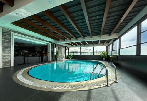 einen Pool in einem Gebäude mit einem großen Fenster in der Unterkunft Hotel Zurich Istanbul Old City in Istanbul