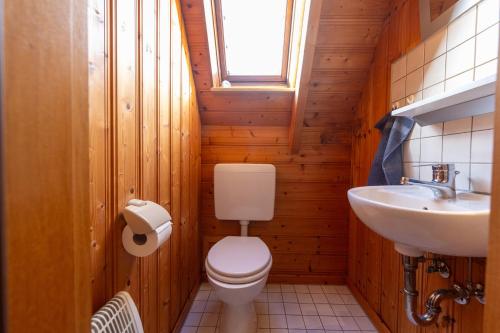 een badkamer met een toilet en een wastafel bij TP30 - Strandvogt 2 Komfort in Dorum Neufeld