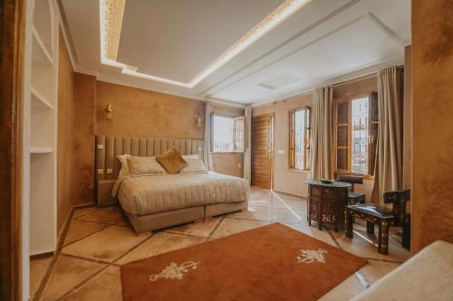 - une chambre avec un lit, une chaise et une table dans l'établissement Riad 64 Maison D'hôtes & Spa, à Marrakech