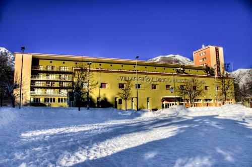 バルドネッキアにあるVillaggio Olimpicoの雪面の大きな建物
