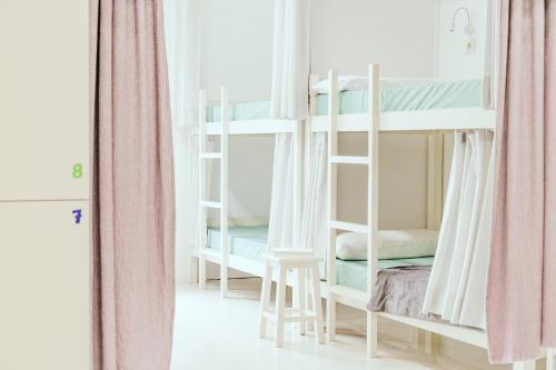 Двухъярусная кровать или двухъярусные кровати в номере ALBERGUE ALOXA HOSTEL