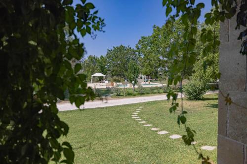 a walkway in a park with green grass and trees at Agriturismo Le Tagliate in Uggiano la Chiesa