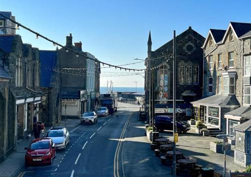 a city street with cars parked on the street at Luxury 4 Bedroom Seaside Apartment - Glan Y Werydd House in Barmouth