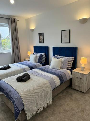Smart Guest Rooms Fast Access to Central London via Piccadilly Lineにあるベッド