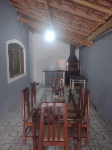 a dining room with a table and chairs and a ceiling at Casa perto da praia mobiliada in Itanhaém