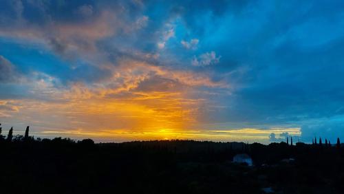 a sunset with the sun setting in the sky at Le Petit in Čilipi