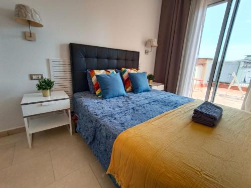 um quarto com uma cama grande e uma janela grande em By Paseo de Colón Apartment em Barcelona