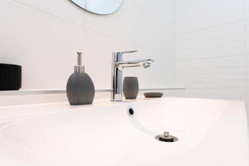 Chic206 Retreat: Modern 1BR Gem with Balcony by NW 1134 Budapest, 5-9 Bulcsú utca kép - 3
