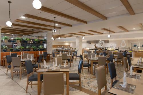 En restaurant eller et andet spisested på Serenade Punta Cana Beach & Spa Resort