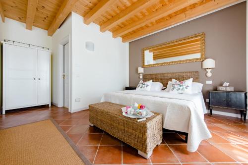 - une chambre avec un grand lit, une table et un canapé dans l'établissement B&B POGGIO CAIAR, à Caprino Veronese