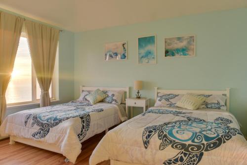 1 dormitorio con 2 camas y ventana en Oceanfront Kenai Villa with Fireplace and Deck, en Kenai